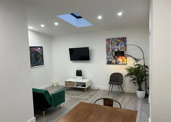 Unique 4 Bedroom House, Ideal For Hs2, Business People, Contractors & Workers