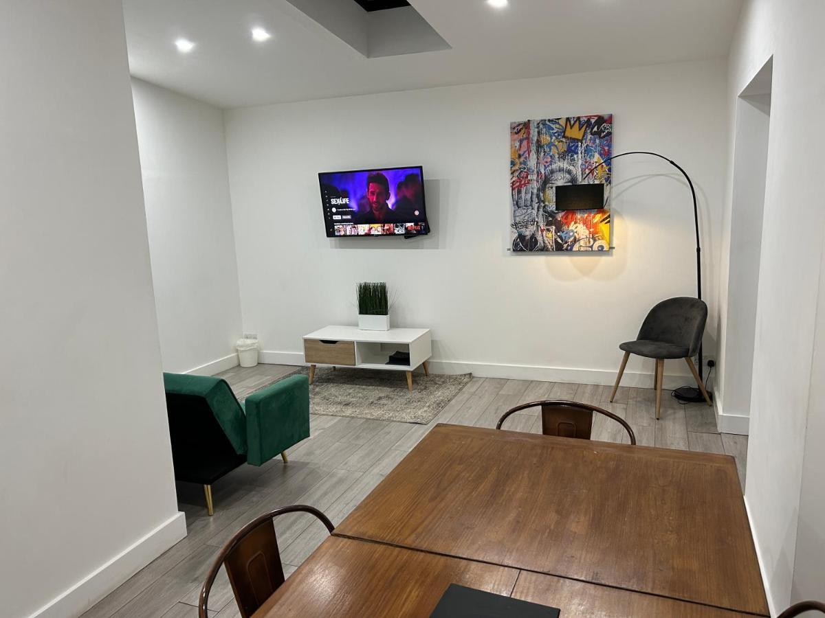 Unique 4 Bedroom House, Ideal For Hs2, Business People, Contractors & Workers Holiday home