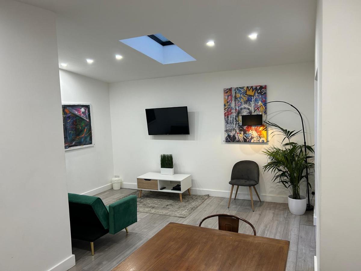 Unique 4 Bedroom House, Ideal For Hs2, Business People, Contractors & Workers Holiday home *